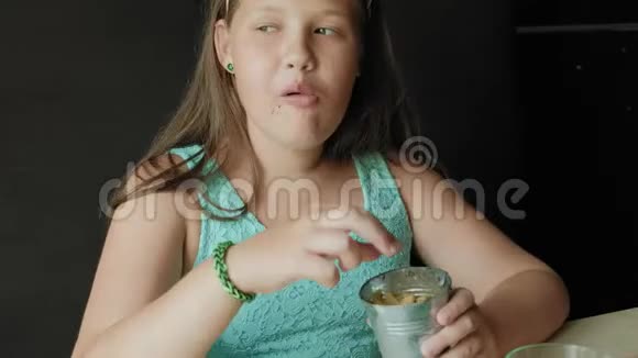 胖女孩急切地吃薯条健康饮食的概念视频的预览图