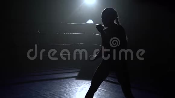 专业的跆拳道拳击在黑暗的戒指剪影视频的预览图
