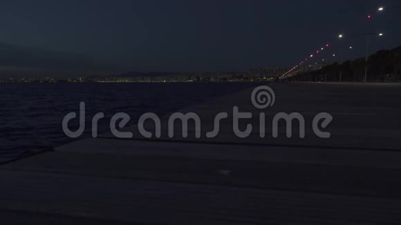 傍晚堤岸景色和城市灯光视频的预览图