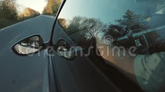 在日落时在高速公路上开车把手放在方向盘上视频的预览图