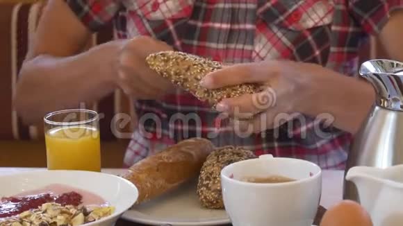 一个人在早餐时吃面包视频的预览图