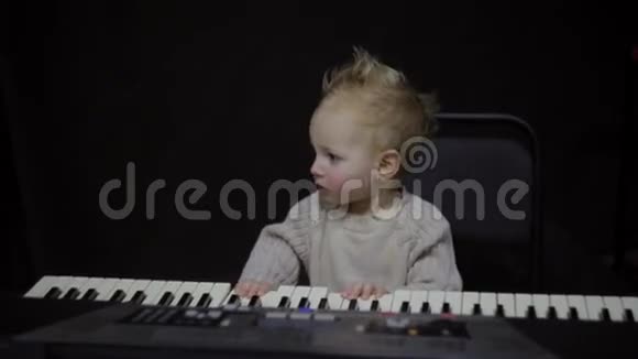 幼儿弹钢琴视频的预览图