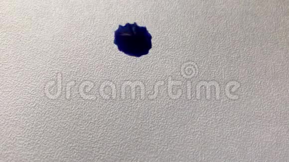 羊皮纸上的水彩蓝墨水书法家工作书法装饰水彩背景视频的预览图