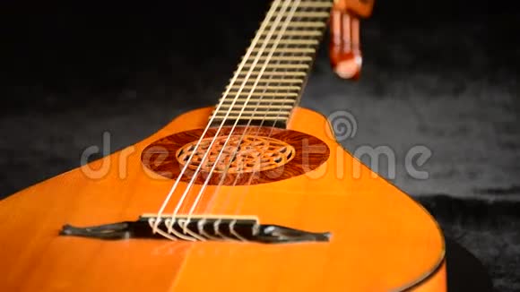 古梨吉他是由黑色天鹅绒上的卢瑟旋转制造的视频的预览图