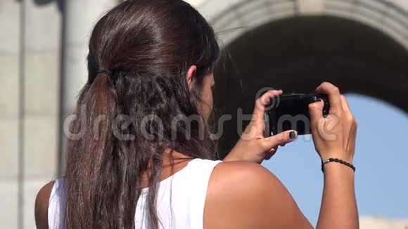游客用相机拍照视频的预览图