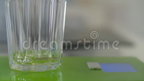 一种带有气泡的黄色液体倒入玻璃杯中视频的预览图