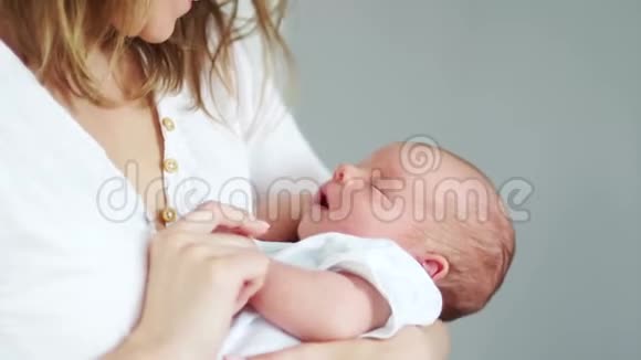 快乐的母亲把熟睡的新生儿抱在怀里代孕试管婴儿试管婴儿视频的预览图