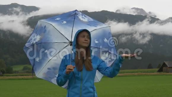 一个悲伤的女人等待雨停视频的预览图