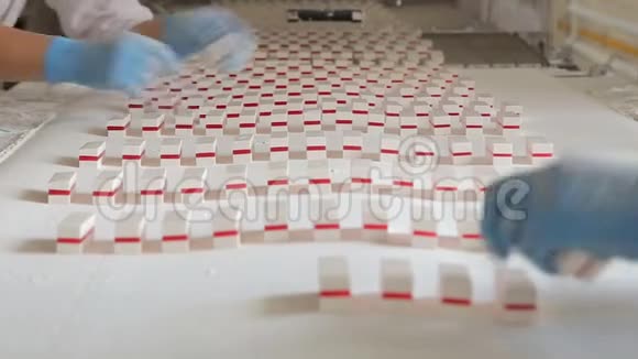 在工厂生产糊糖视频的预览图
