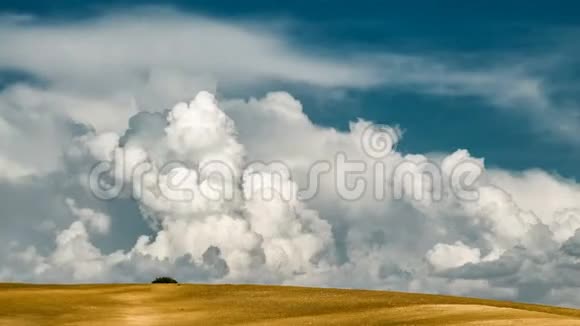 巨大的云层在沙漠上盘旋时间表视频的预览图