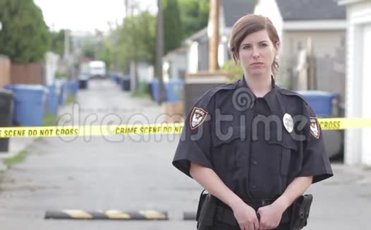 犯罪现场的女警察高清视频的预览图