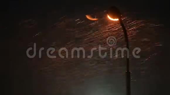 漆黑的夜晚下着大雨视频的预览图