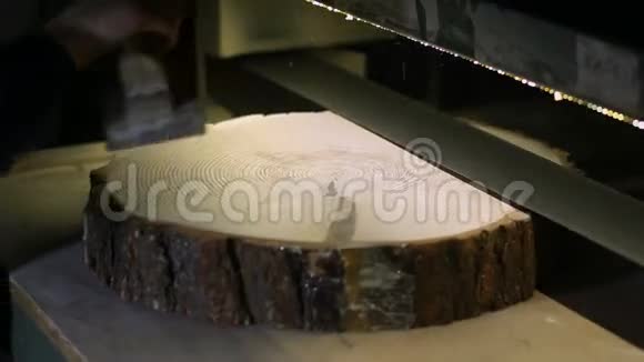 木工用砂带机打磨原木视频的预览图
