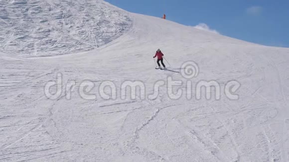 滑雪者滑下山坡在山上雕刻着飞溅的雪视频的预览图