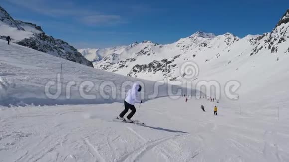在运动后景中女子滑雪者滑下山的度假村视频的预览图
