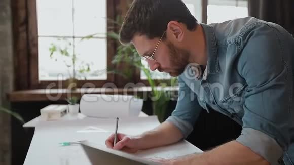 建筑师用旋转工具和铅笔绘制蓝图关闭男性建筑师在工作只有手拿尺子视频的预览图