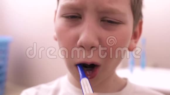 在浴室里刷牙的男孩视频的预览图