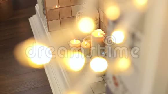 在壁炉里烧蜡烛圣诞节视频的预览图