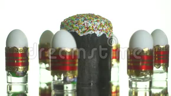 酒杯里的鸡蛋和转盘上的复活节蛋糕视频的预览图