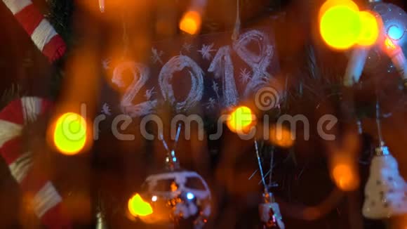 在圣诞树上编号为2018的盘子新年的背景视频的预览图