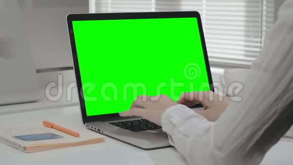 女性手拿着信用卡在笔记本电脑上打字视频的预览图
