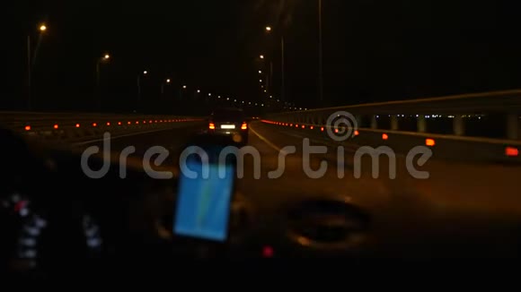汽车在夜间沿着道路行驶视频的预览图
