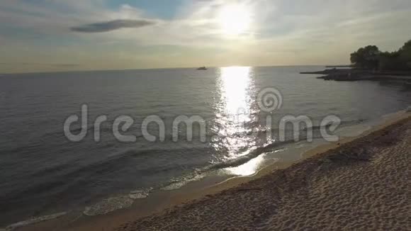 太阳下的海水波罗的海波兰视频的预览图