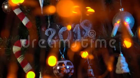 在圣诞树上编号为2018的盘子新年的背景视频的预览图