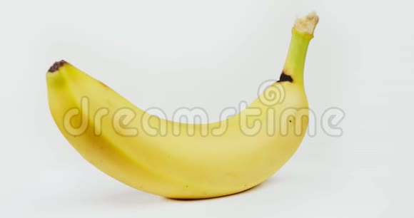 白色背景下的黄色香蕉特写视频的预览图