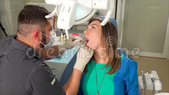 妇女正在牙科诊所接受体检视频的预览图
