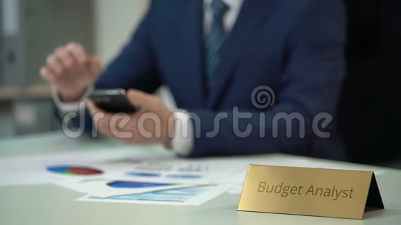 男性预算分析师使用智能手机规划公司成本和收入视频的预览图