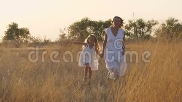 家庭妈妈和女儿手牵手跑视频的预览图
