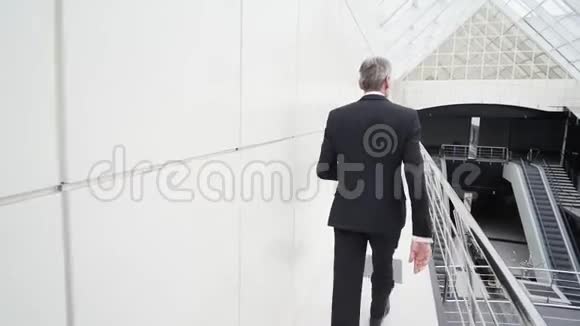 商人走在商务中心阳台上反击视频的预览图