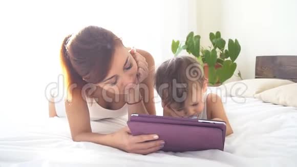 妈妈和小儿子用平板电脑玩网络游戏视频的预览图