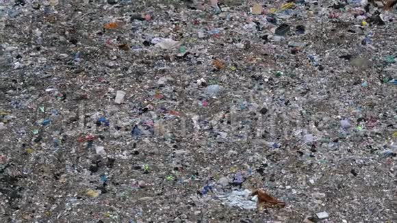 日落时俯瞰巨大的城市垃圾场垃圾分类员视频的预览图
