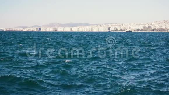 爱琴海上的欧洲城市视频的预览图