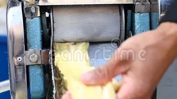 有机鲜果汁甘蔗榨汁机生甘蔗是手工加工的视频的预览图