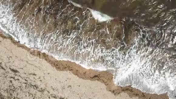北海海岸线垂直无人机视野视频的预览图