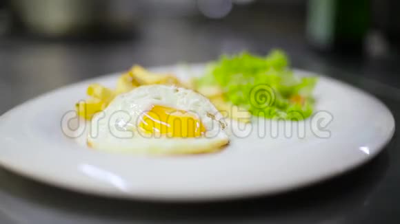 厨师把煎蛋卷放在盘子里视频的预览图