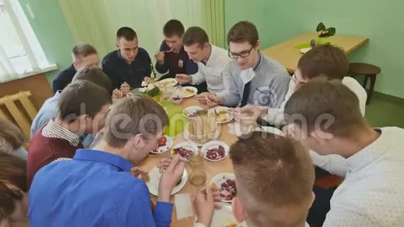 高中生在餐厅用餐俄罗斯学校视频的预览图