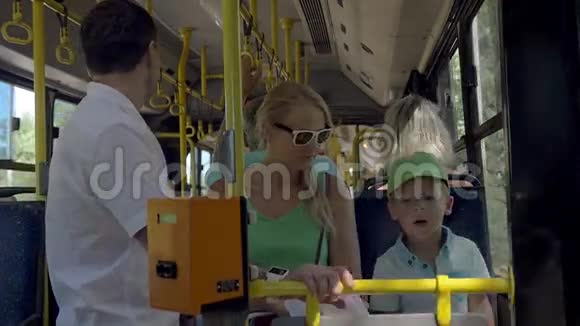 晴天的公共汽车乘客视频的预览图