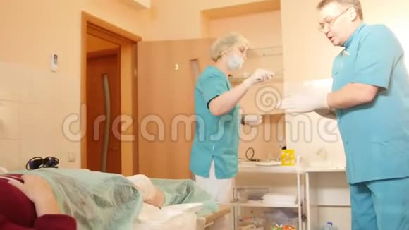 膝盖手术医生为病人准备手术视频的预览图