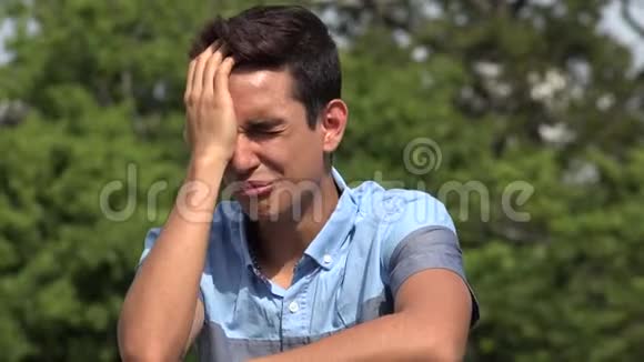 哭泣的男性西班牙裔青少年视频的预览图