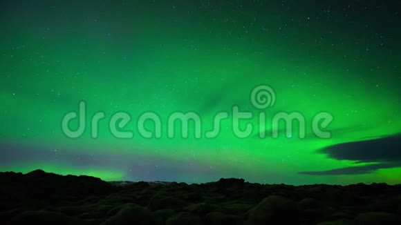 在黑暗的极地夜空中明亮的霓虹灯绿色北极光极光闪耀着4k的时光流逝视频的预览图