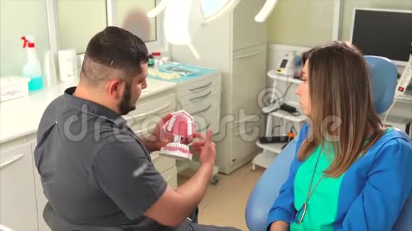 在牙医那里得到专业医疗建议的女人视频的预览图