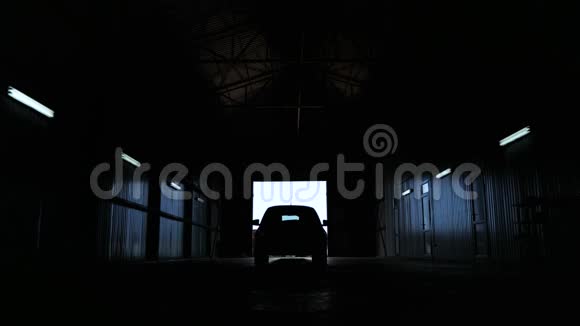 大型车库汽车轮廓与前灯关闭主梁灯概念汽车工业视频的预览图