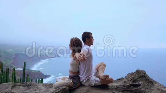 两个男人和一个女人的概念健康生活在一个有大西洋的岛屿上的山上视频的预览图