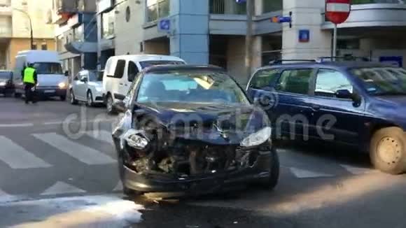 汽车在事故中坠毁了视频的预览图
