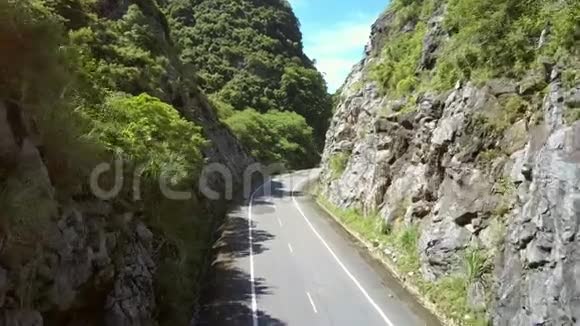 空中观景现代空道之间的陡峭岩石视频的预览图