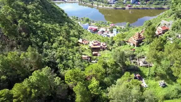 古佛寺与城市的全景视频的预览图